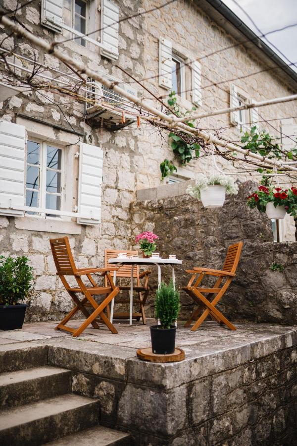 Villa White Shutters House Risan Esterno foto