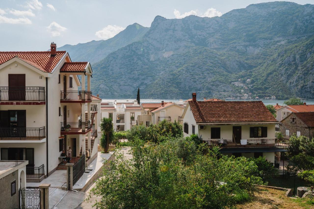 Villa White Shutters House Risan Esterno foto