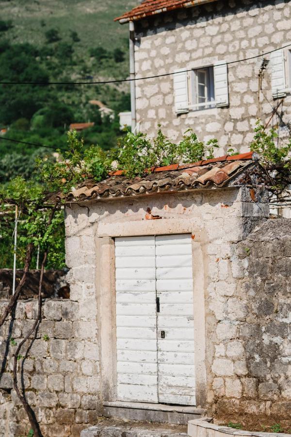 Villa White Shutters House Risan Esterno foto