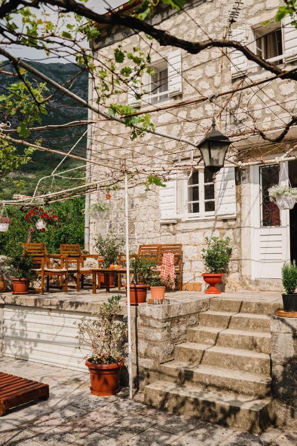 Villa White Shutters House Risan Esterno foto
