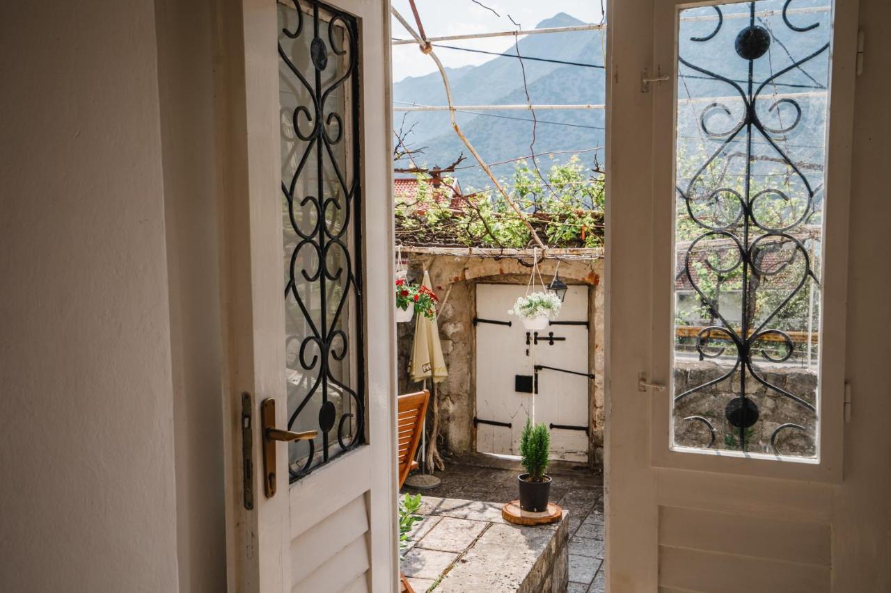 Villa White Shutters House Risan Esterno foto