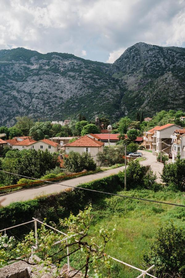 Villa White Shutters House Risan Esterno foto